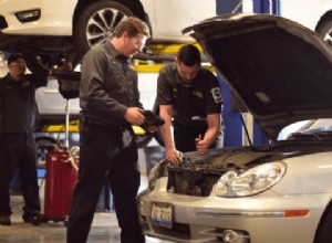 エンジンのガタつきを解説:一般的な原因と車の簡単な解決策 