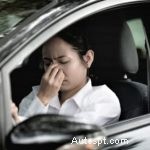 車の室内がガソリンのような臭いがするのはなぜですか?迅速な解決策と予防策 
