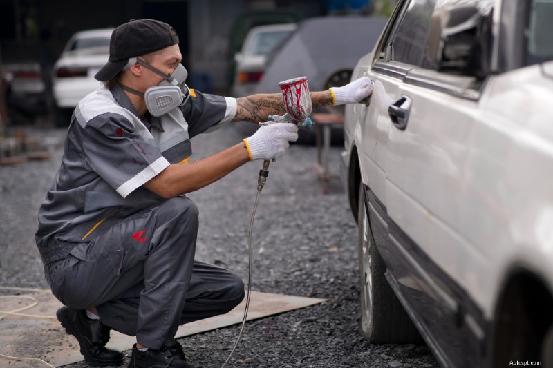 車の塗装剥がれを修復する方法:簡単な DIY 修正とプロのオプション 