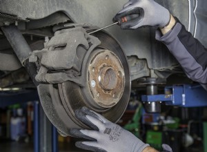 ブレーキ液の説明:ブレーキ液が重要な理由とそのメンテナンス方法 