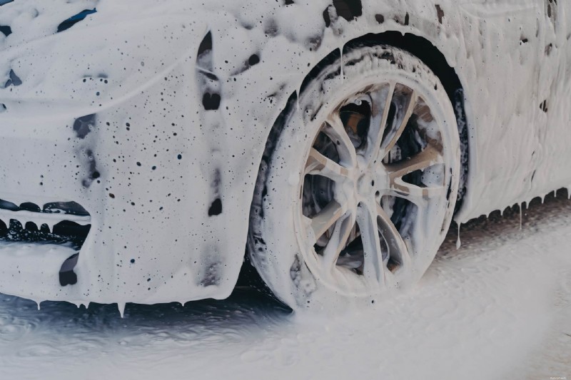 雪の泡の解説:科学で車を安全に掃除する 