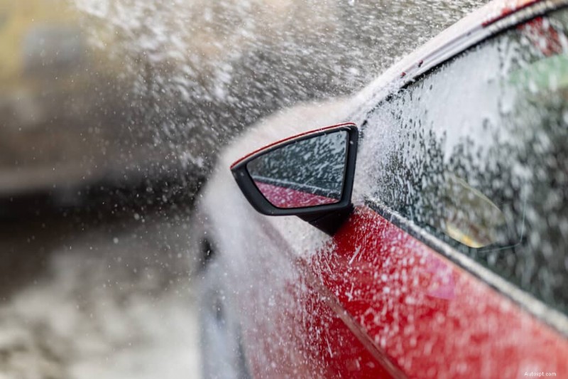 雪の泡の解説:科学で車を安全に掃除する 