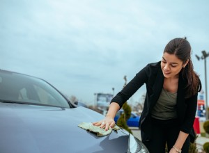 専門家ガイド:車のバッジとエンブレムをきれいに仕上げるために掃除する方法 