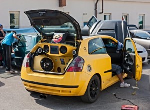 車内をアップグレードするための総合ガイド:メリット、デメリット、改造のアイデア 