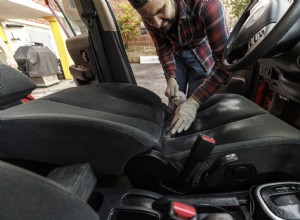 車内の掃除を楽に:こぼれたミルクを取り除くヒント 