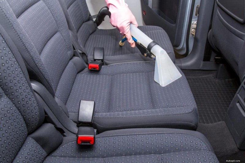 車内の掃除を楽に:こぼれたミルクを取り除くヒント 