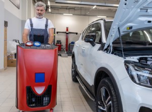 車のエアコンのトラブルシューティング:確実な冷却のための原因と簡単な解決策 
