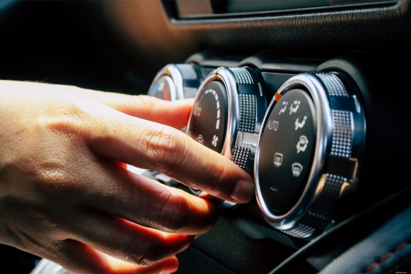 車をスムーズに動かし続けるための夏のカーケアの専門家による 10 のヒント 