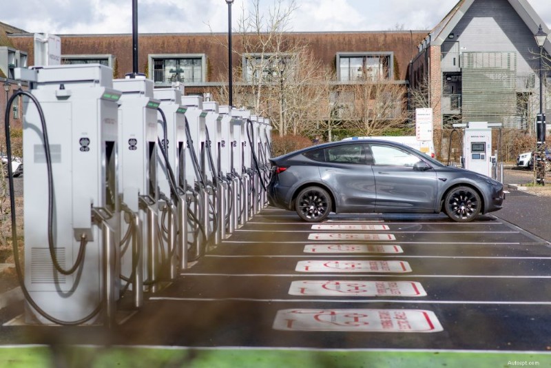 英国での公共 EV 充電料金の支払い方法 – シンプル、安全、そして手頃な価格 