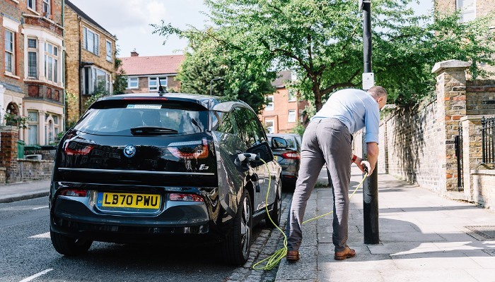 英国での公共 EV 充電料金の支払い方法 – シンプル、安全、そして手頃な価格 