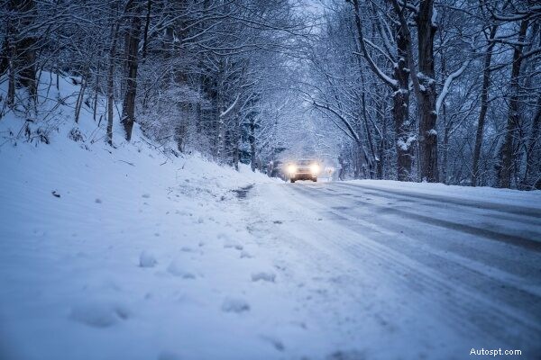 車を雪から取り除く迅速かつ安全な方法 