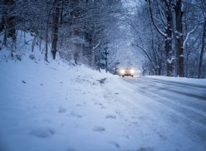 車を雪から取り除く迅速かつ安全な方法 