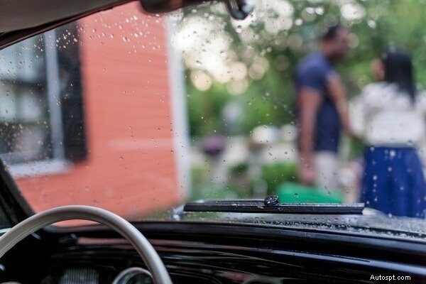 雨天時の安全運転をマスターする:専門家のヒントとテクニック 