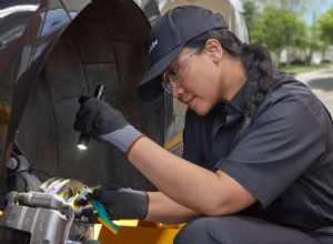 車のパーキングブレーキを正しく使用する方法 