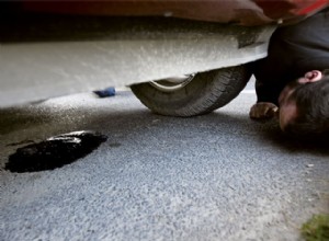 車の下のオイル漏れを見つけて診断する方法 