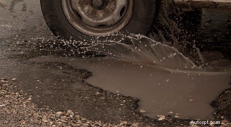 あなたの車を傷つけるこれらの一般的な運転習慣を避けてください 