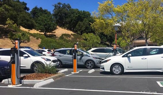 EV 充電ステーションの設置コスト:知っておくべきこと 