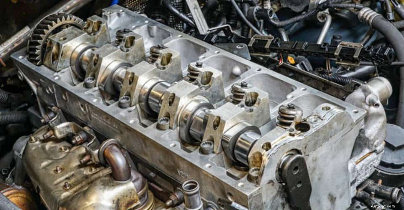 時速60マイルを超えると車が揺れる理由 (そしてその修正方法) 