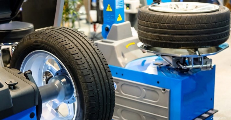 車のタイヤのバランスが崩れている主な兆候 (そしてそれが重要な理由) 