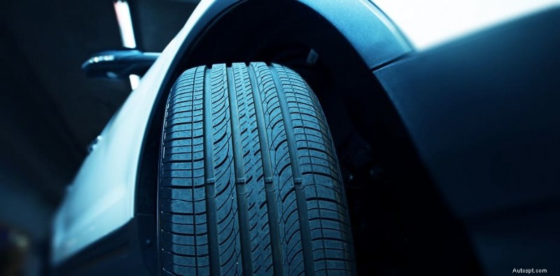 車のタイヤのバランスが崩れている主な兆候 (そしてそれが重要な理由) 