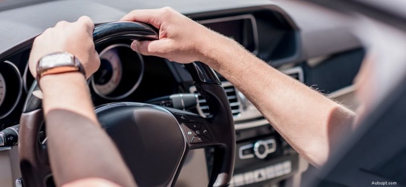車のタイヤのバランスが崩れている主な兆候 (そしてそれが重要な理由) 