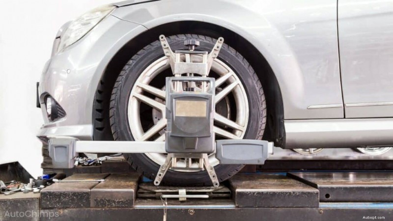 車のタイヤのバランスが崩れている主な兆候 (そしてそれが重要な理由) 