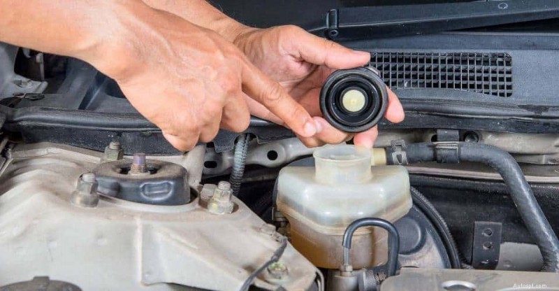 サービスブレーキアシストライトが点灯する理由とその修正方法 