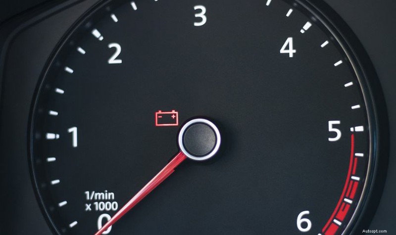 運転中に車のバッテリーライトが点灯した場合の対処方法 