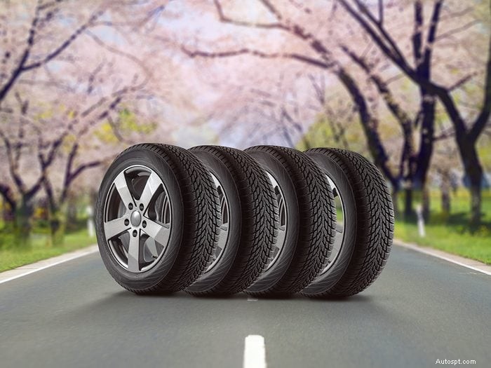 春以降に冬タイヤを車に装着したままにするリスク 