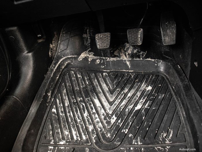 車の内装から塩汚れを取り除く効果的な方法 