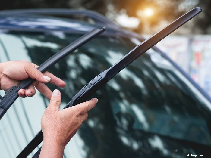フロントガラスのワイパーのきしむ音を解消する:4 つの一般的な原因と簡単な修正 