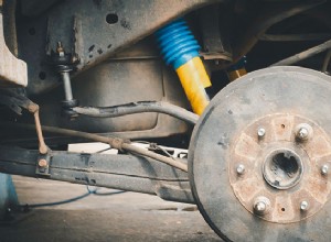 ショックとストラットの交換が必要な兆候 – 安全でスムーズなドライブを確保 
