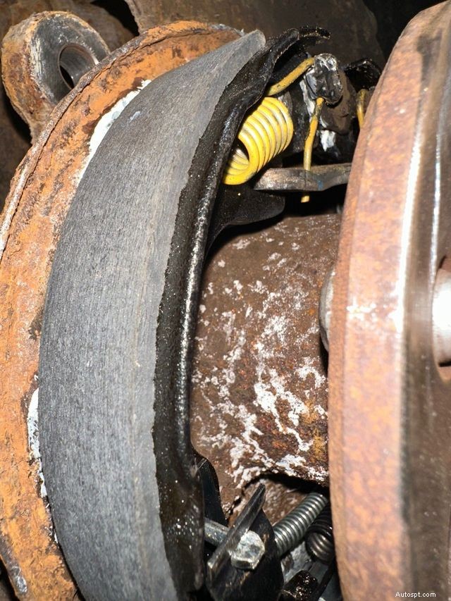 パーキングブレーキシューを理解する:車両を静止状態に保つしくみ 