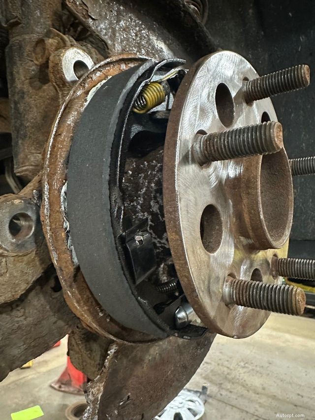 パーキングブレーキシューを理解する:車両を静止状態に保つしくみ 