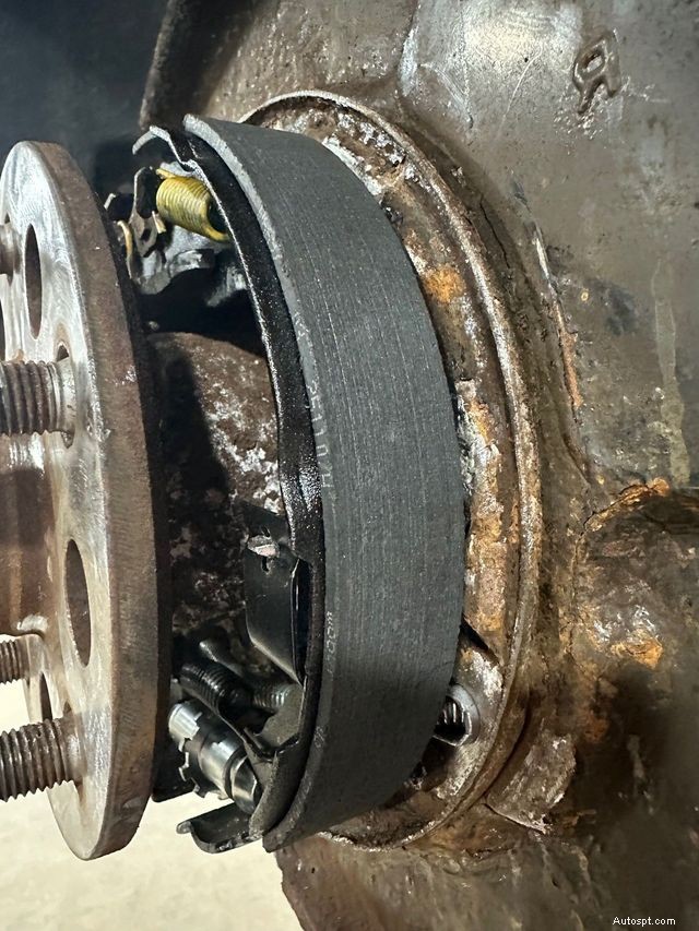 パーキングブレーキシューを理解する:車両を静止状態に保つしくみ 