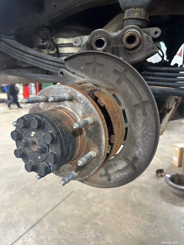 パーキングブレーキシューを理解する:車両を静止状態に保つしくみ 