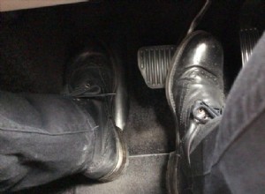 アクセルペダルを戻すと燃費がどのように変化するか 