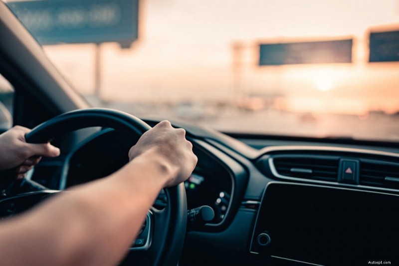 学生は車を運転すべきでしょうか?長所、短所、および実践的なヒントを比較検討する 