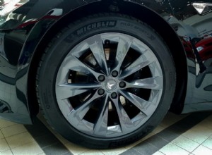 テスラタイヤの価格を解説：なぜ高いのか、どのくらい長持ちするのか 