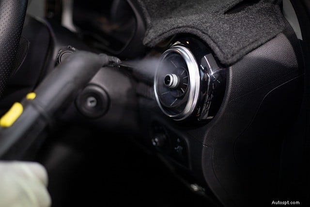 自宅で車のACフィルターを掃除するためのステップバイステップガイド 