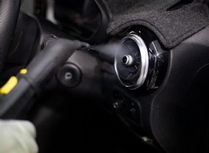自宅で車のACフィルターを掃除するためのステップバイステップガイド 