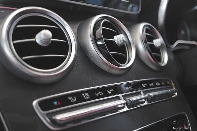 自宅で車のACフィルターを掃除するためのステップバイステップガイド 