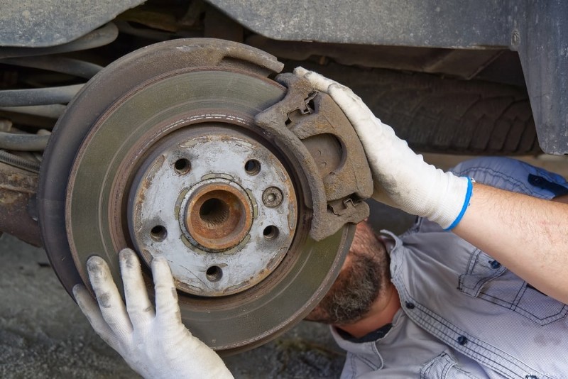 減速中に車がピクピクするのはなぜですか?原因、診断、修正 
