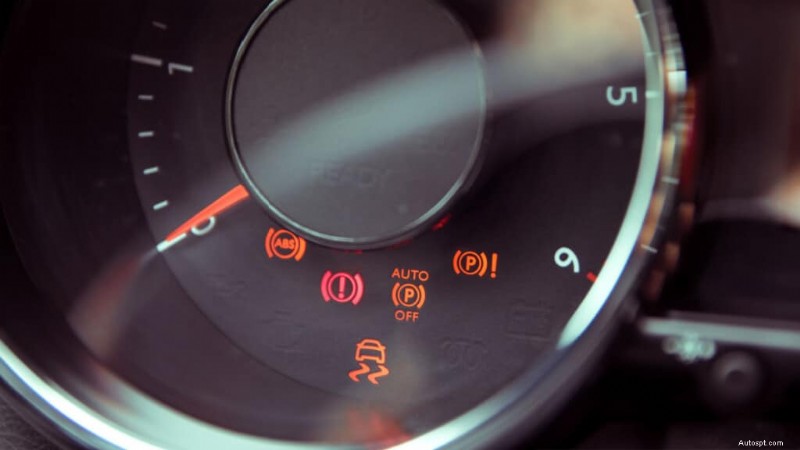減速中に車がピクピクするのはなぜですか?原因、診断、修正 