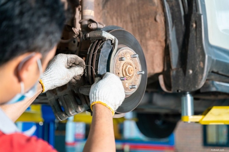 減速中に車がピクピクするのはなぜですか?原因、診断、修正 
