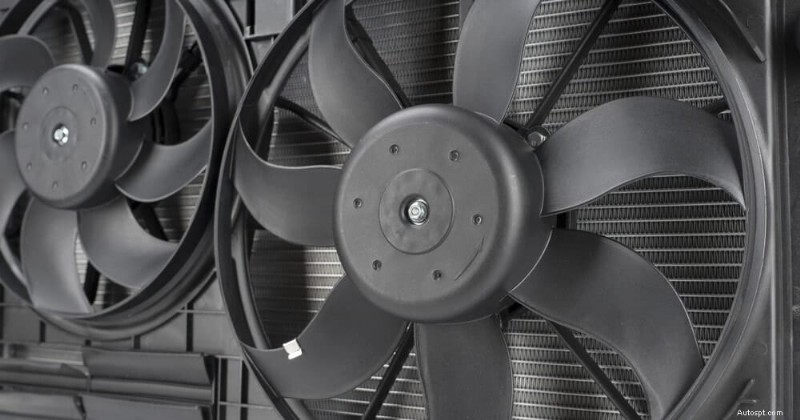 車のACコンデンサーファンが故障している5つの主な兆候と交換費用 
