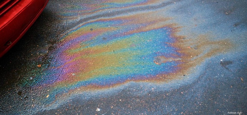 車からガソリンのような臭いがするのはなぜですか?原因と簡単な解決策 