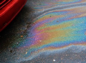 車からガソリンのような臭いがするのはなぜですか?原因と簡単な解決策 