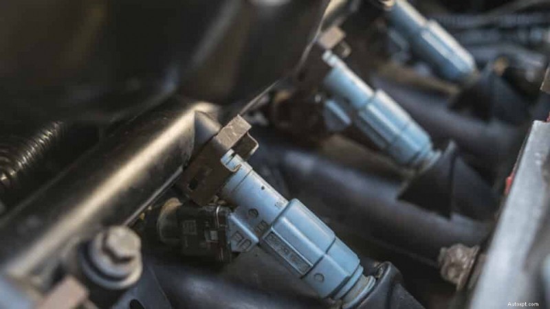 車からガソリンのような臭いがするのはなぜですか?原因と簡単な解決策 