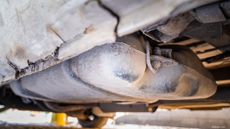 車からガソリンのような臭いがするのはなぜですか?原因と簡単な解決策 